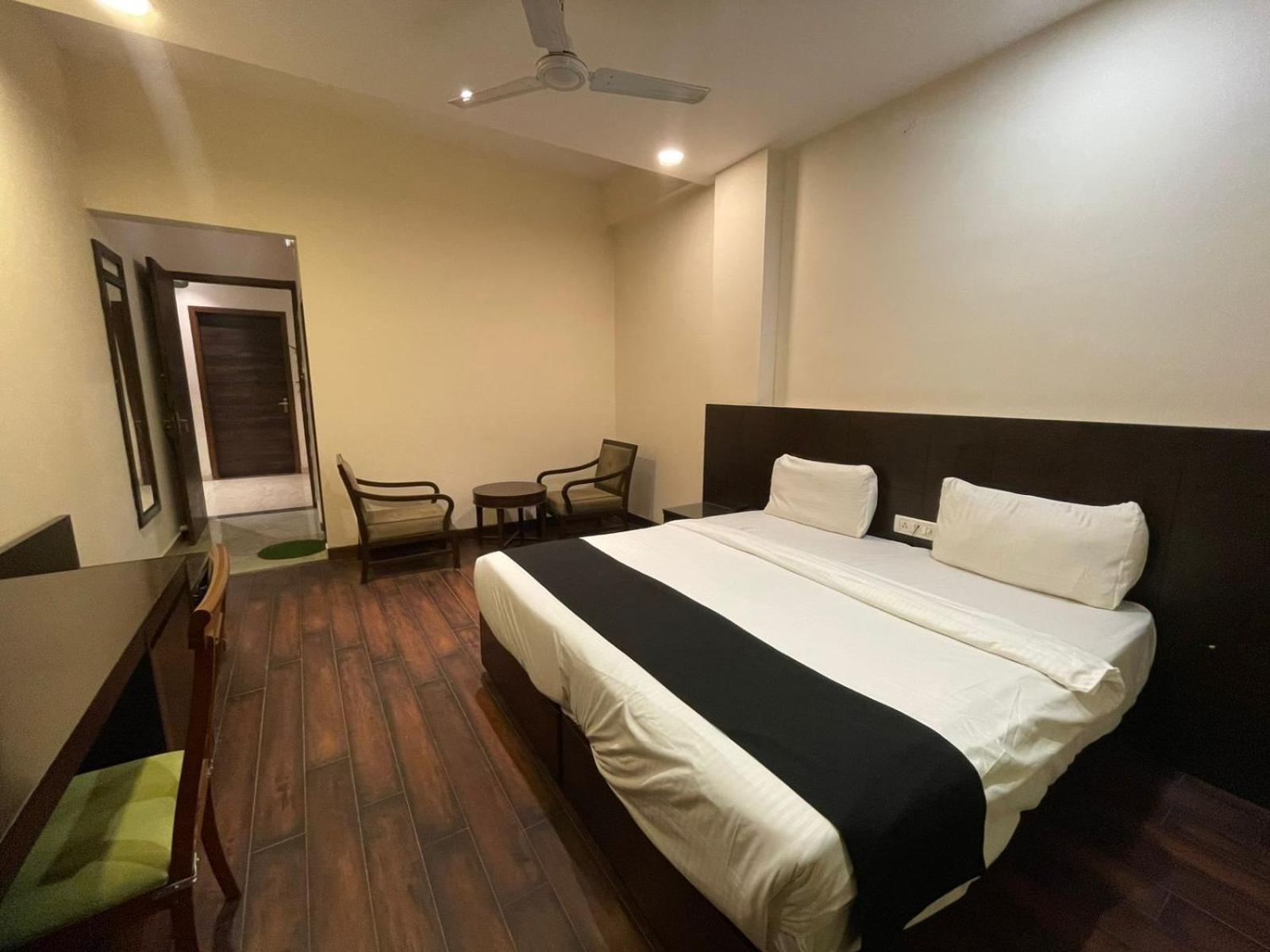 Hotel Aksa Inn Near Juhu Beach - Mumbai, Mumbai